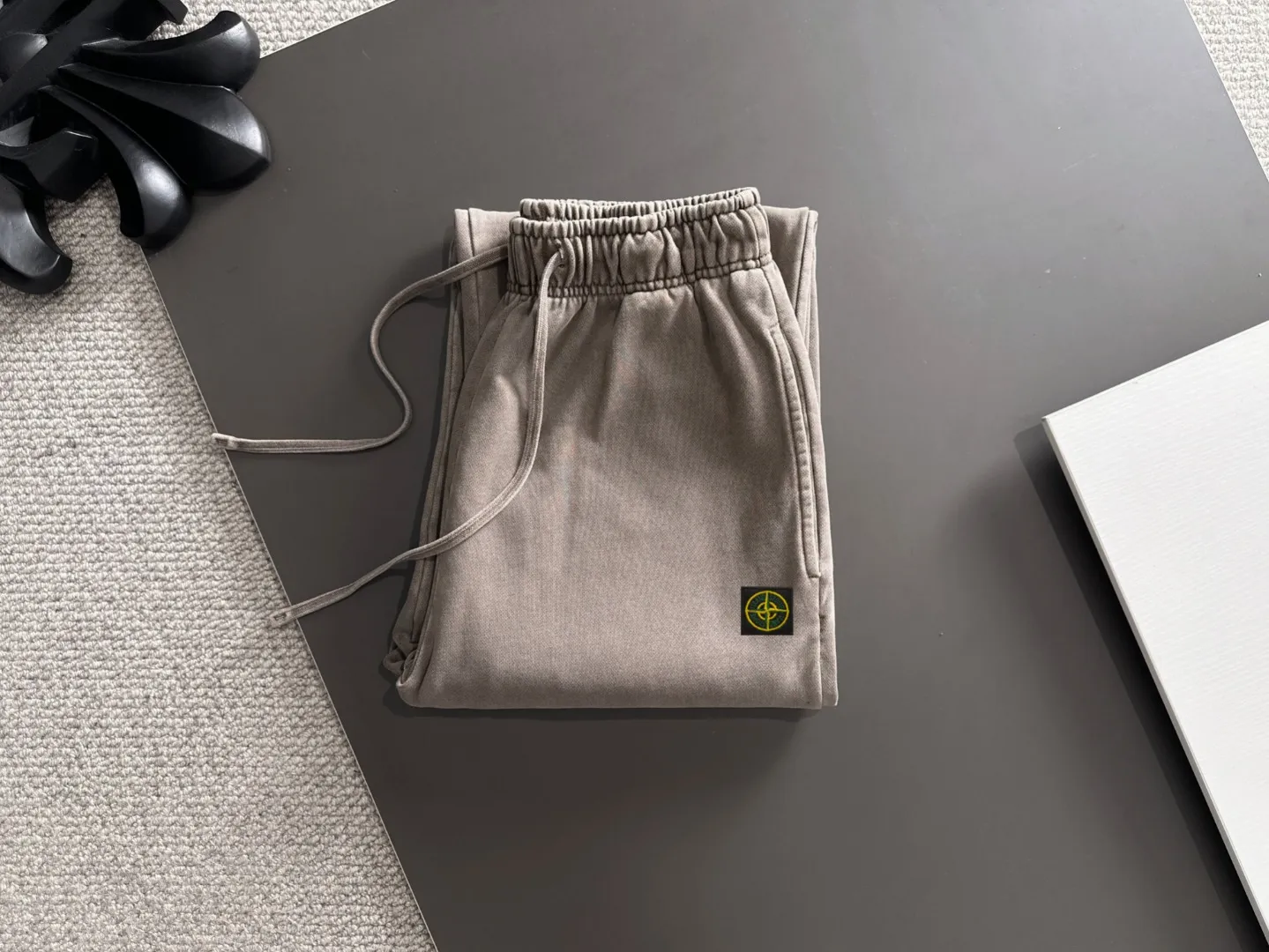 Next day shipment P360 Stone lsland/Stone Island Exclusively launches 25ss autumn and winter new high-quality trousers. Compare real-life details at will. Craftsmanship that ordinary small workshops cannot copy. Top-level ZP development. Unique imported fabric feel. Purely imported German machine production. Precision operation. Ten thousand needle density. A pair of trousers with rich details. You can see the development strength. A full set of new accessories are customized simultaneously. Simple yet elegant. Soft, delicate and comfortable. The upper body is versatile and fashionable. A perfect choice for autumn and winter. A must-have item. Loose fit. Please refer to the size chart when placing an order: S to XXL (or state your height and weight when placing an order)